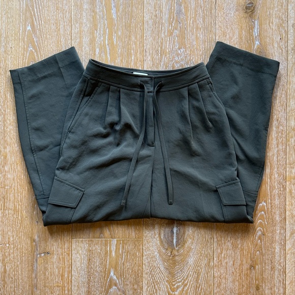 Aritzia Wilfred Shift Cargo PantRelaxed barrel-leg crepe cargo pants
